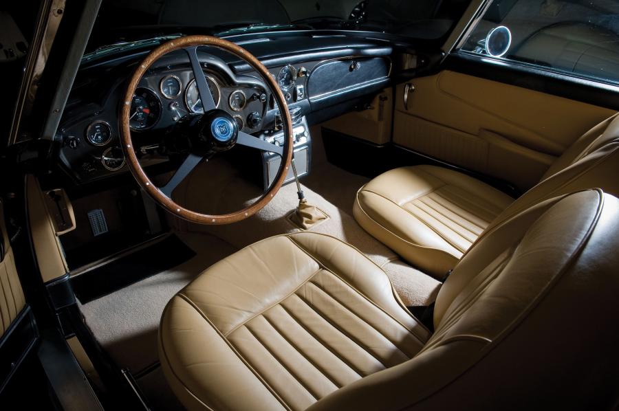 Интерьер Aston Martin DB5 1965 года  (фото 10 из 19)